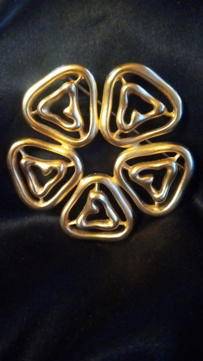 Fernando Originals Brooch brushed gold tone, signed and in excellent condition