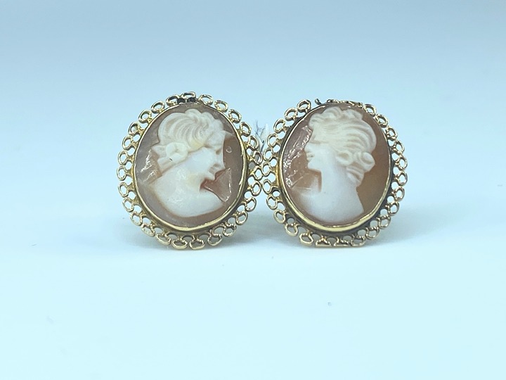 14K Gold Shell Cameo decorated frame stud earrings 3.2g JR8226