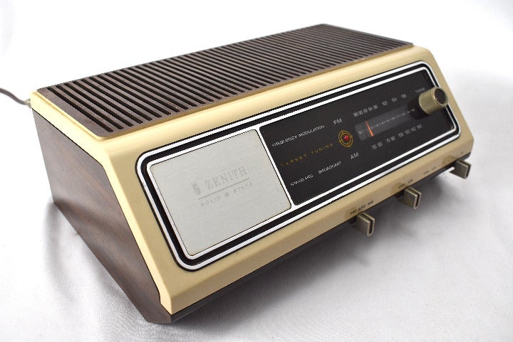 Vintage Zenith Solid State AM FM Radio Model F420W 10 Watt