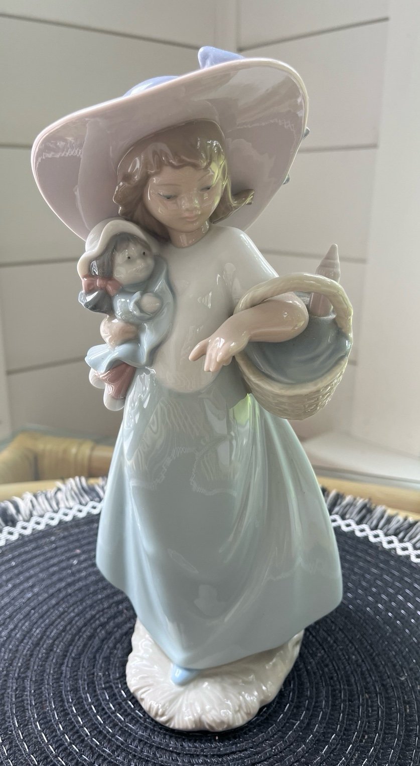 Liadro Nao figurine