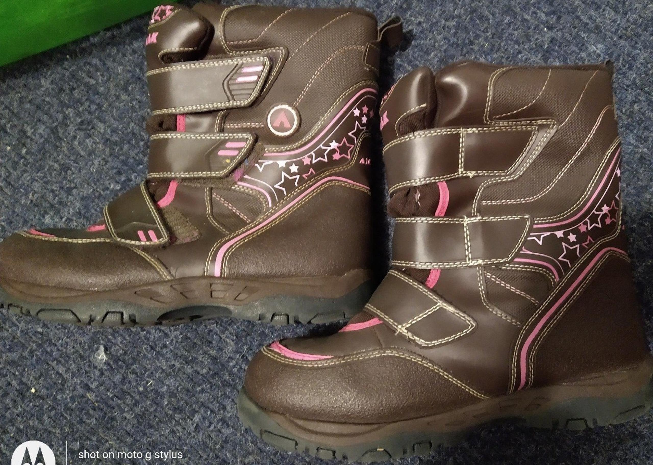Snow boots size 4
