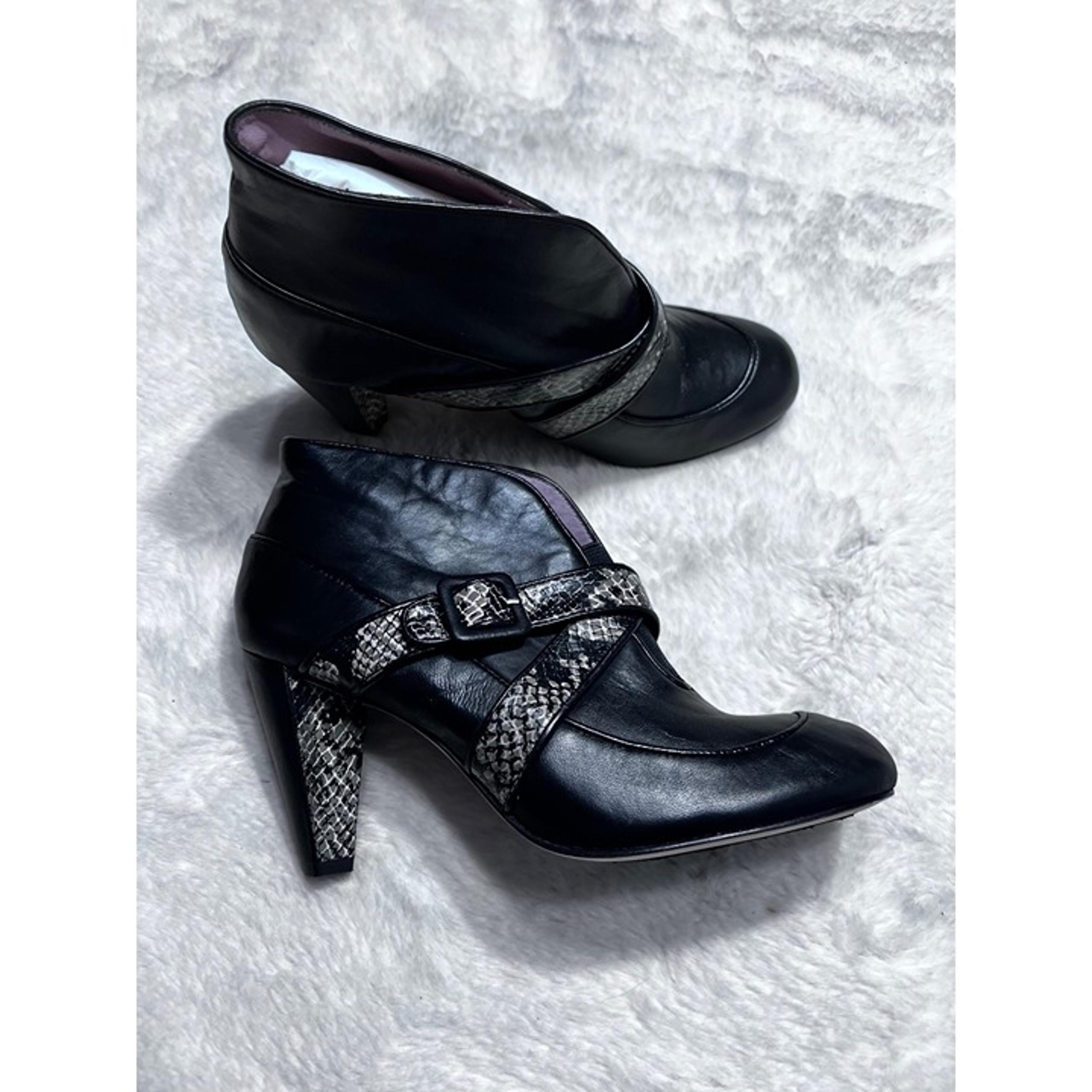 Taryn Rose leather black boot women size 9