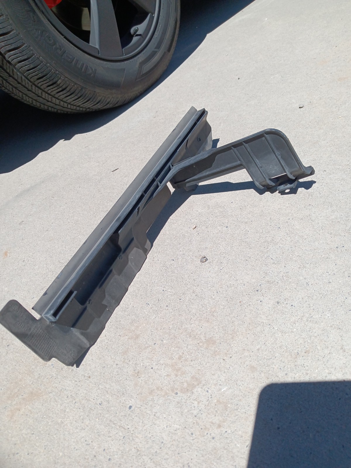 Driver side air baffle and clip, GM 2011-2016 Chevy Cruze