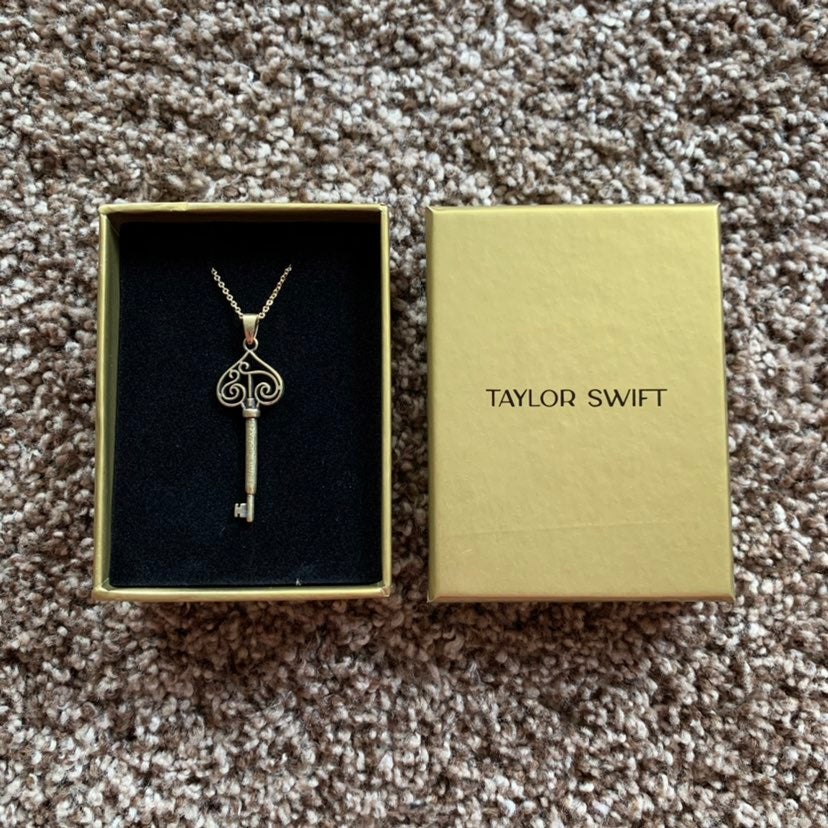 NEW Taylor Swift Fearless Vault Necklace