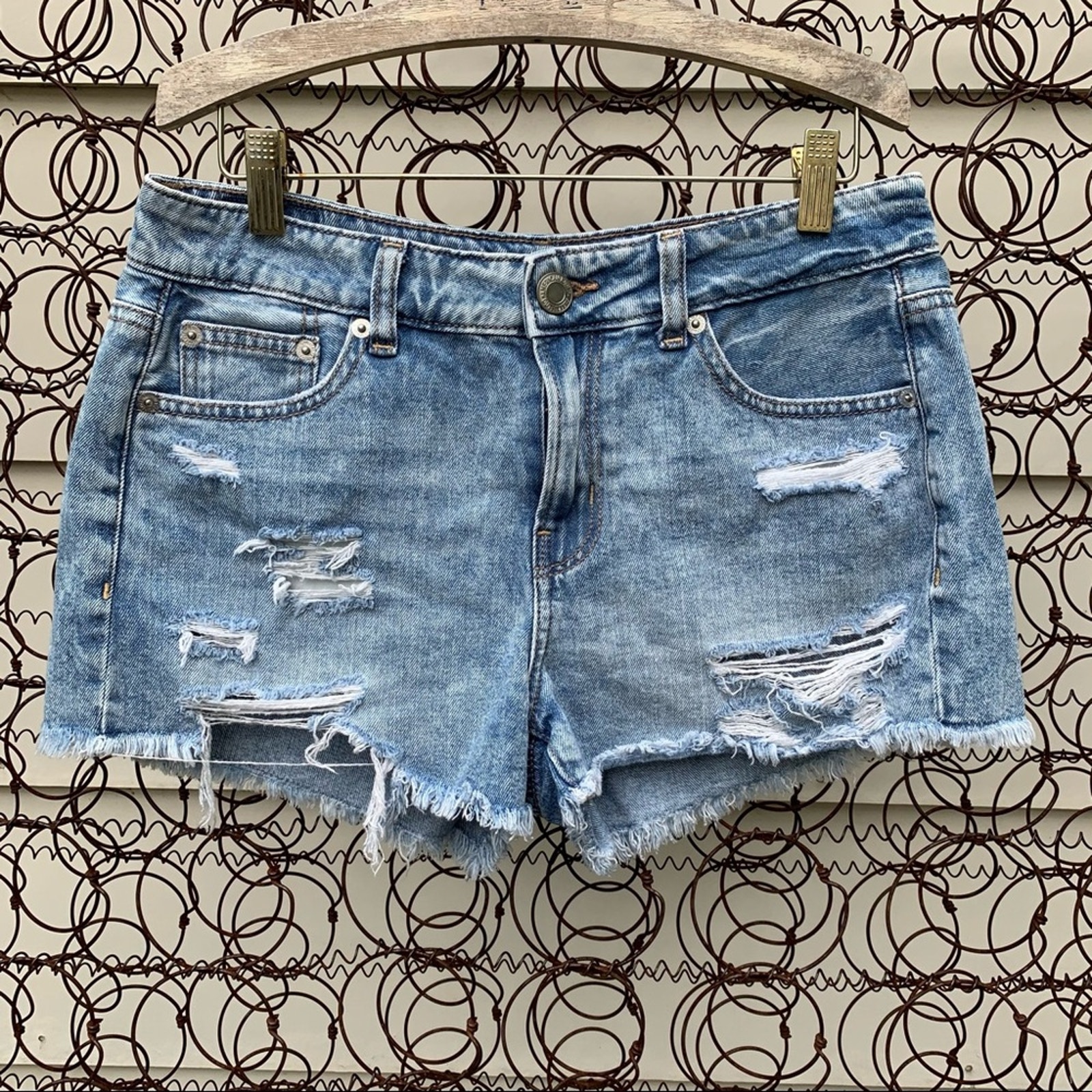 AEO Tomgirl Shortie distressed frayed jean shorts Size 4