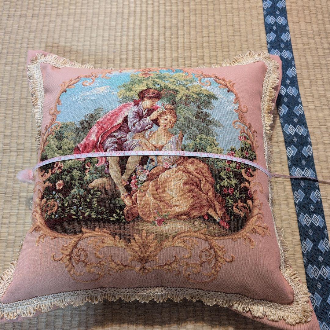 Lady-patterned cushion