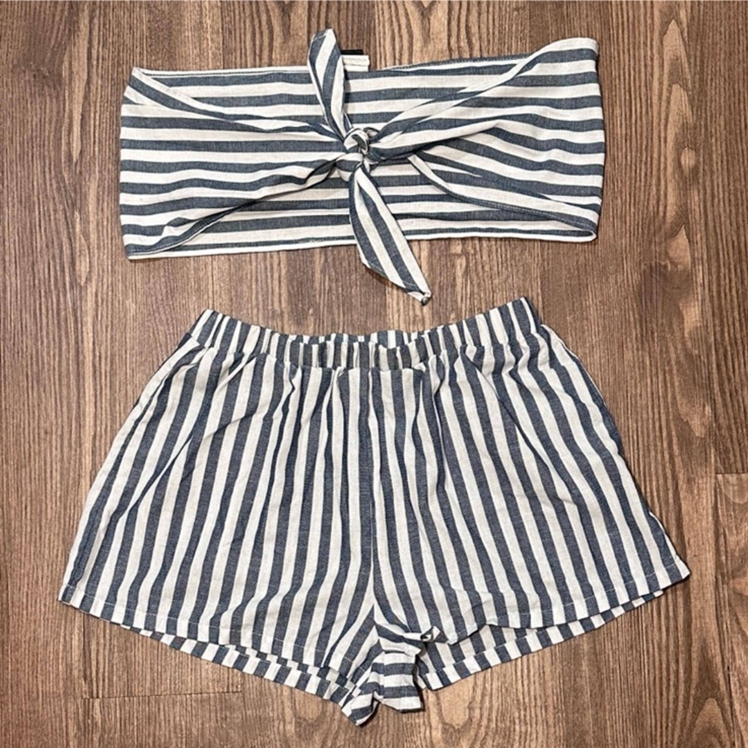 SHEIN Women’s Navy Striped 2-piece Set Size Large, Excellent Condition