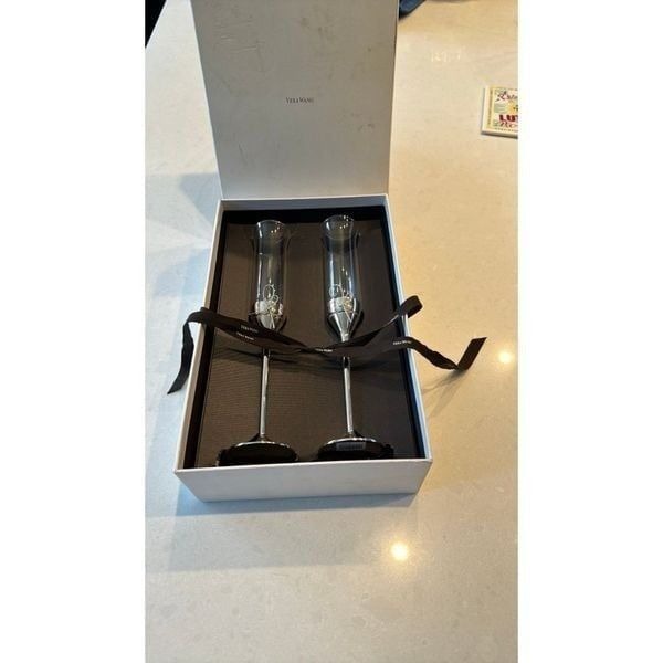 Vera wang champagne flutes 2 qty with box, excellent condition so nice.
