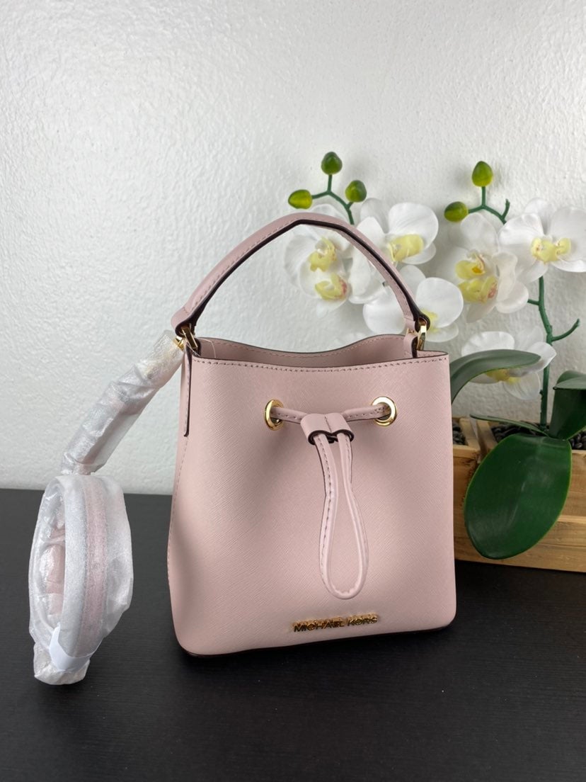 6月★Michael Kors★SURI SM BUCKET XBODY New Michael Kors Suri Small Bucket Crossbody bag Logo Coated