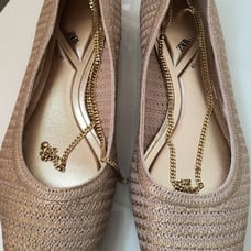 Woman's flat shoes with gold ankle bracelet