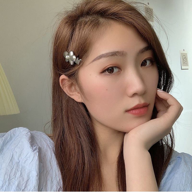 At a glance ~ Personality sweet and cool girl hairpin jumping edge clip all-matc