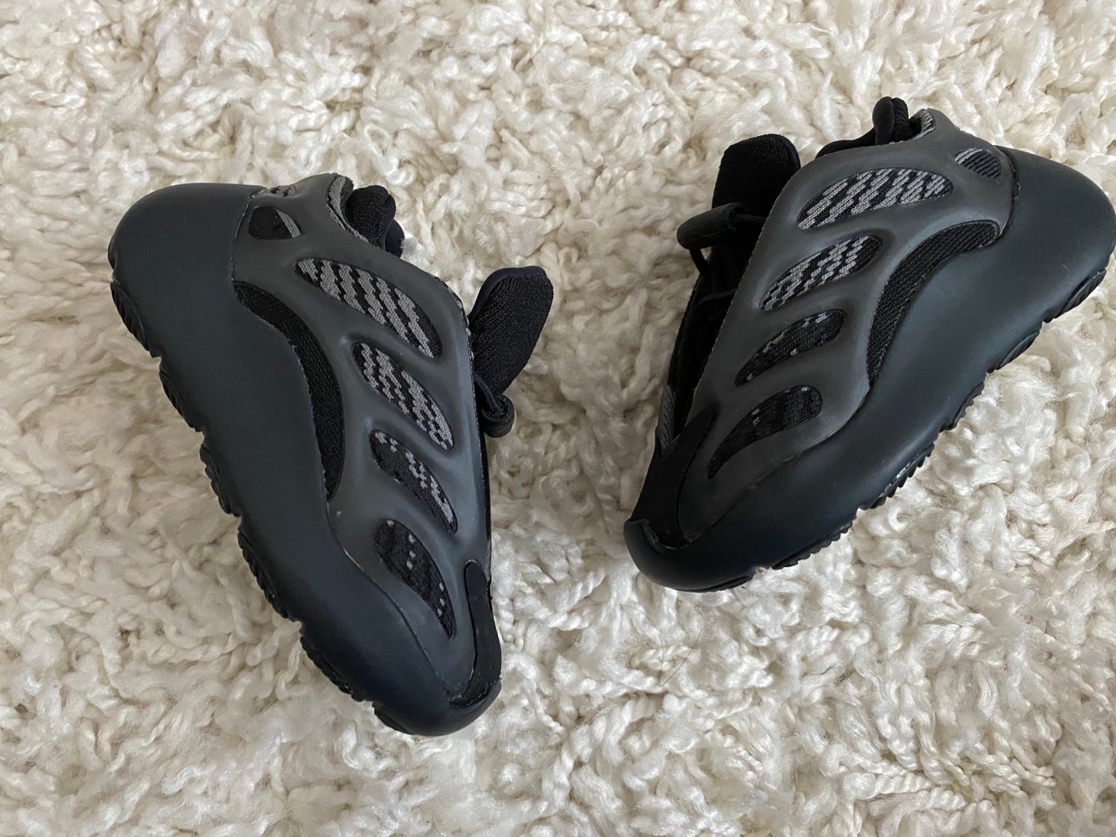 Yeezy Adidas 700 V3 in Alvah