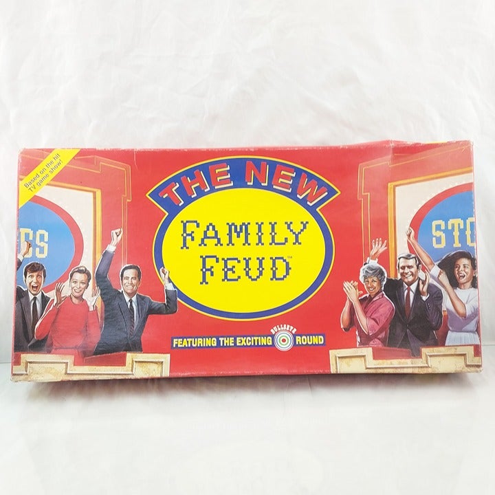 The New FAMILY FEUD Vintage Board Game 1993 Pressman Bullseye Round box has som