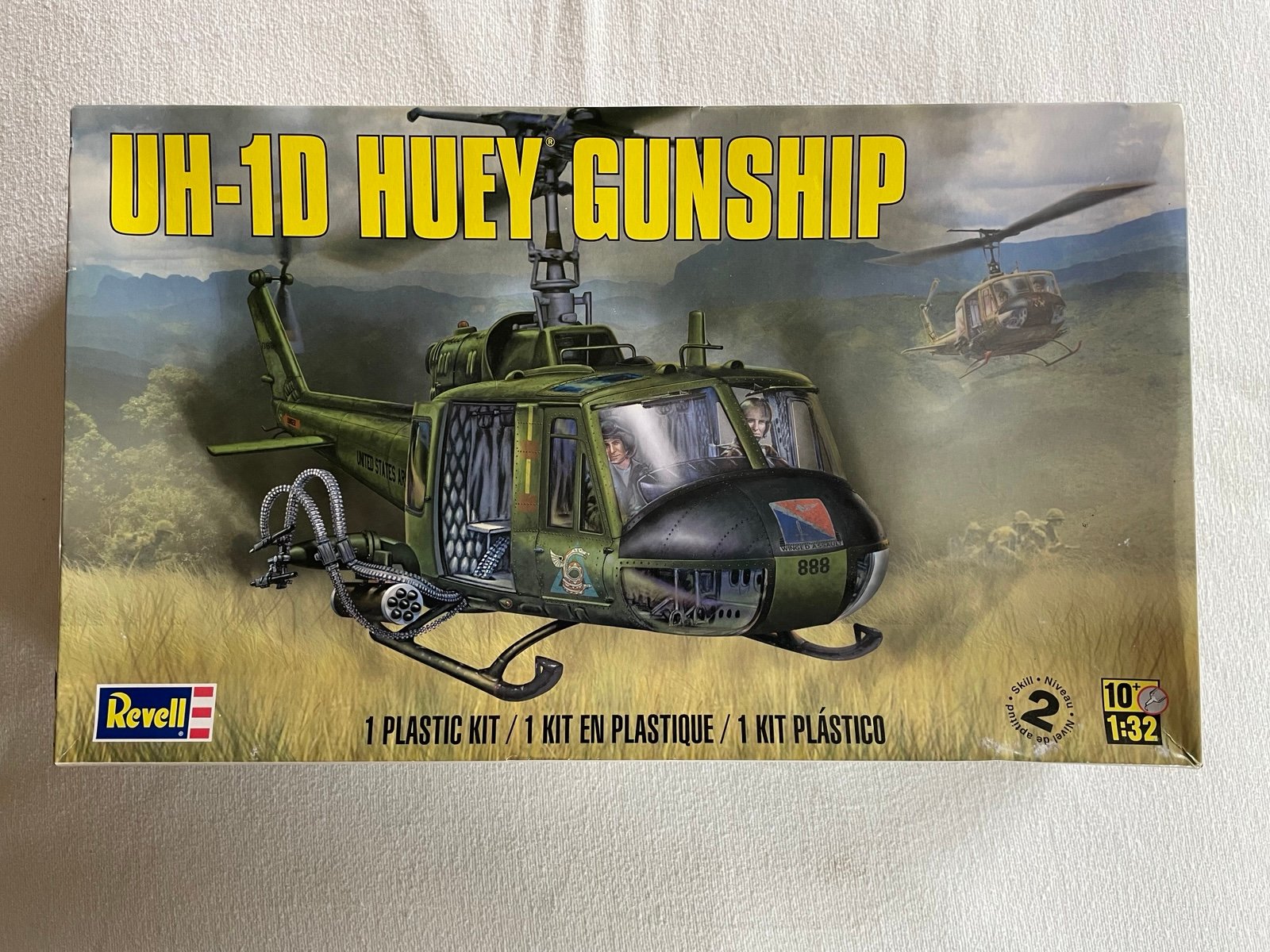 2015 Revell 1:32 Scale Plastic Model Kit UH-1D Huey Gunship
