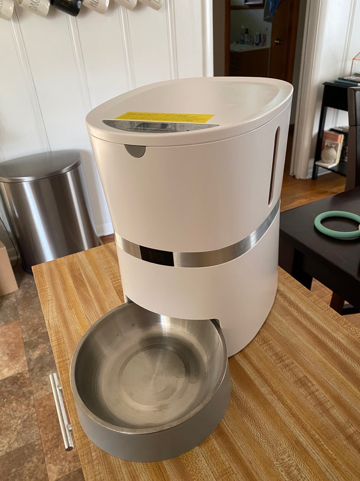 Automatic pet feeder