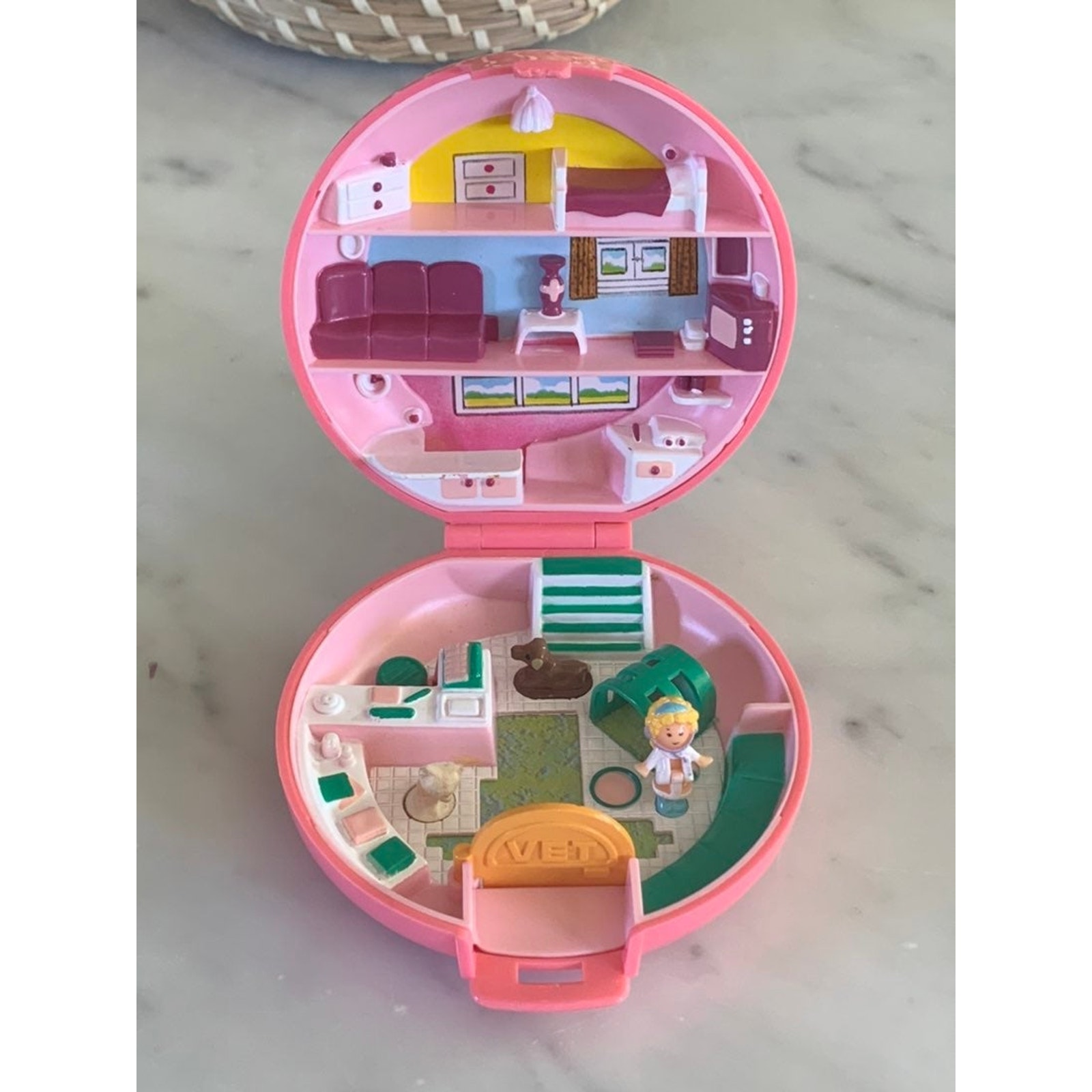 Vintage Polly Pocket Veterinary Hospital