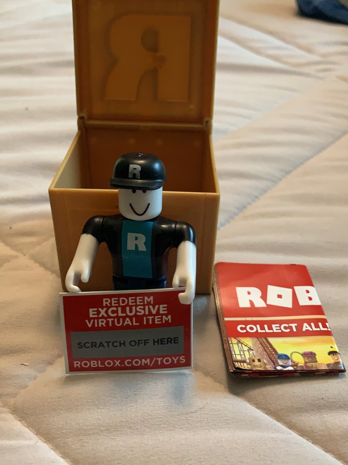 Roblox ROBLOX Super Fan toy series 2 blind box + ROBLOX R Sunglasses toy code