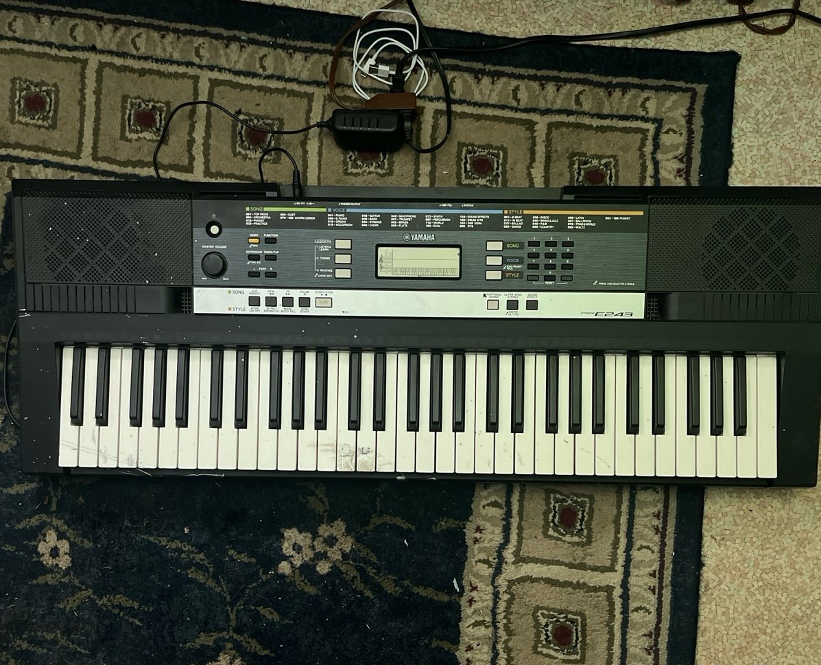 Yamaha E243 electronic keyboard
