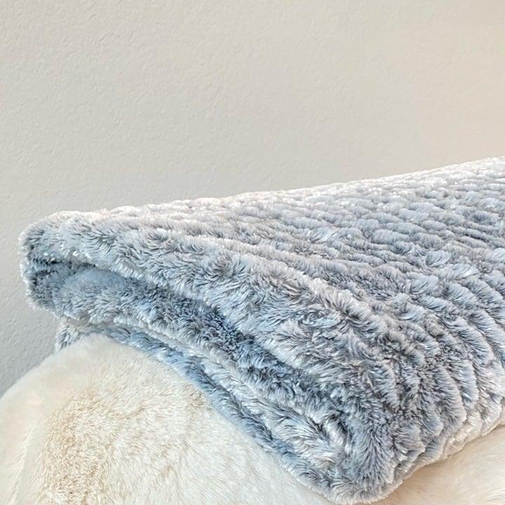Beautiful Throw Blanket 50 x 60 Reversible Super Soft Faux Fur Gorgeous blue