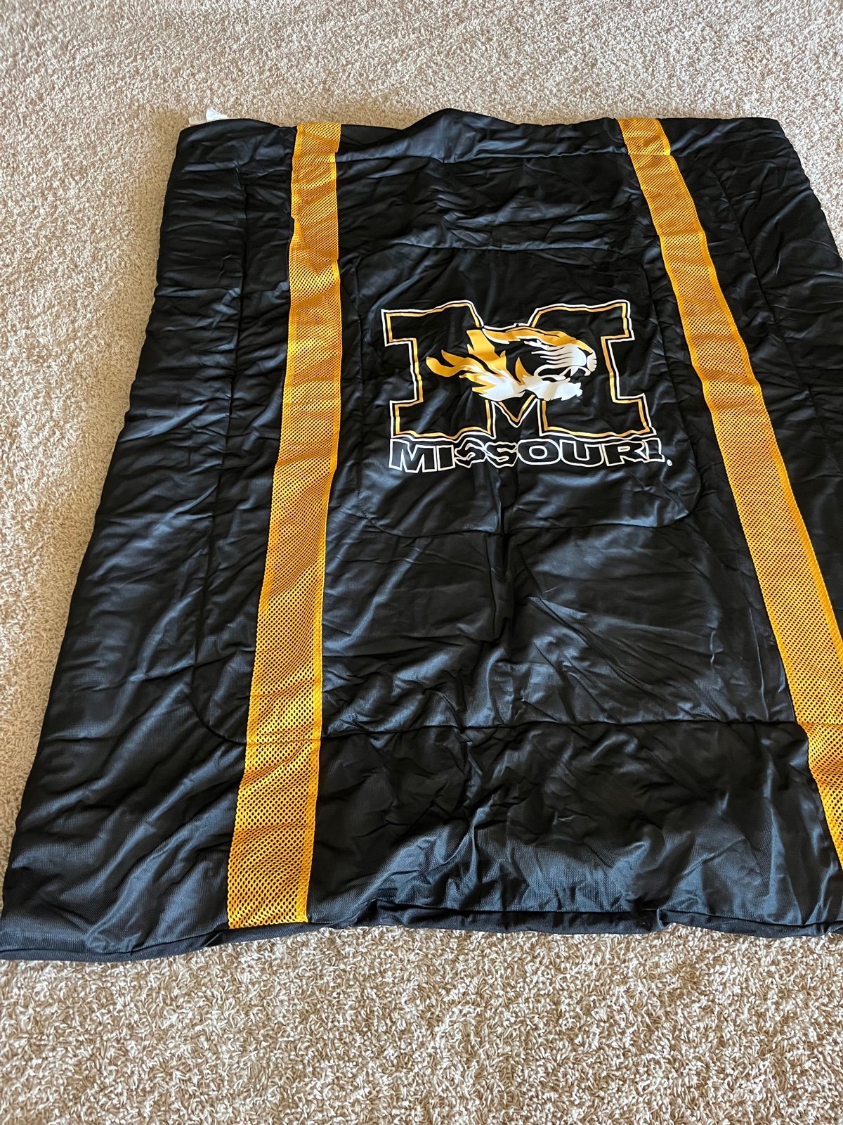 Twin comforter and throw pillow Missouri Tigers