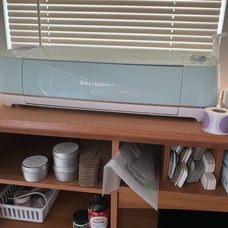 Cricut with legs and vinyl holder barely used