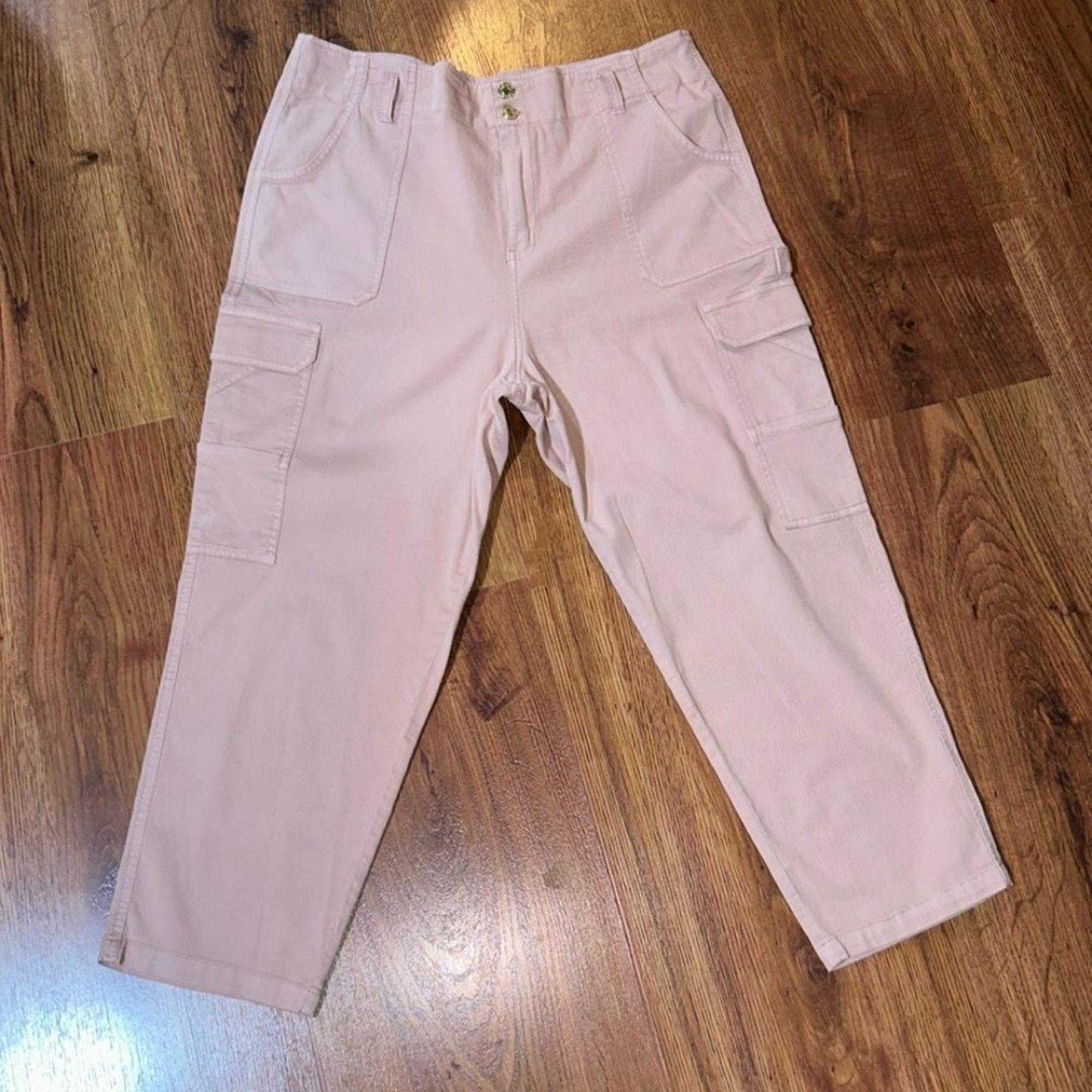Guess Women’s 14 Cropped Baby Pink Utility Cargo Pants with Accent Belt