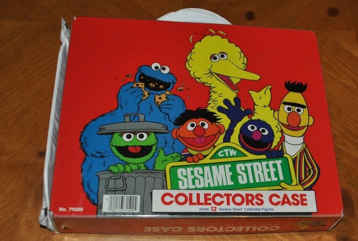 SESAME STREET COLLECTORS CASE WITH 12 FIGURES 1985 ONLY 1 ON E-BAY VERY RARE