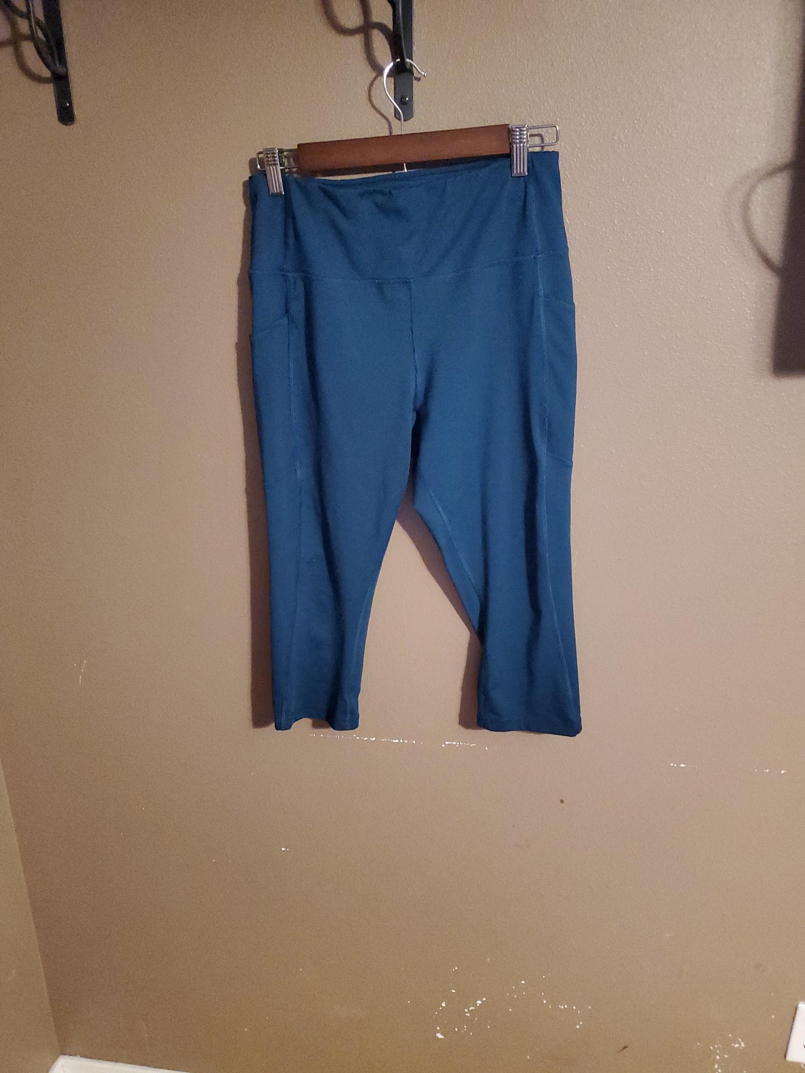 Avia dark green capri leggings with side pockets women's size med