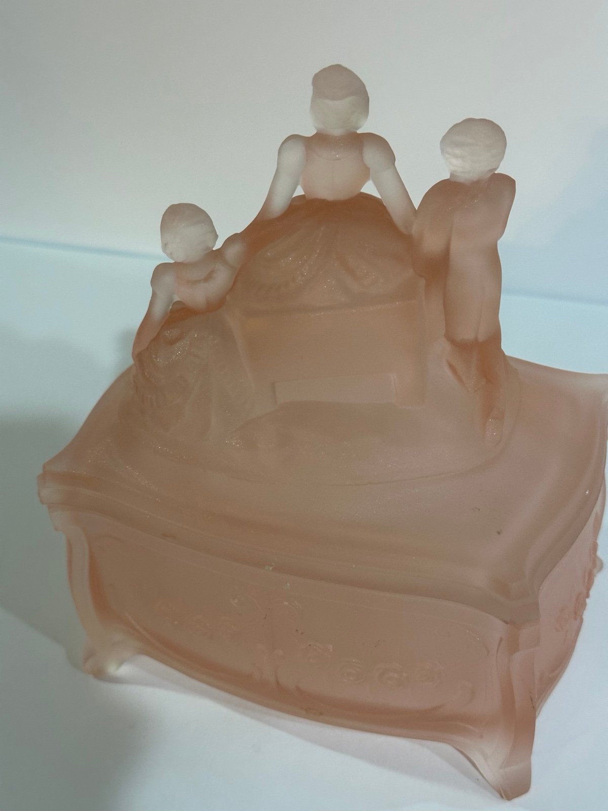 Vintage Martha Washington Design Powder Box