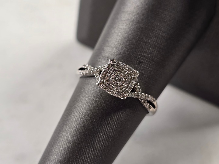 Womens Vintage Estate 10K White Gold Diamond Ring, 1.7g E4502