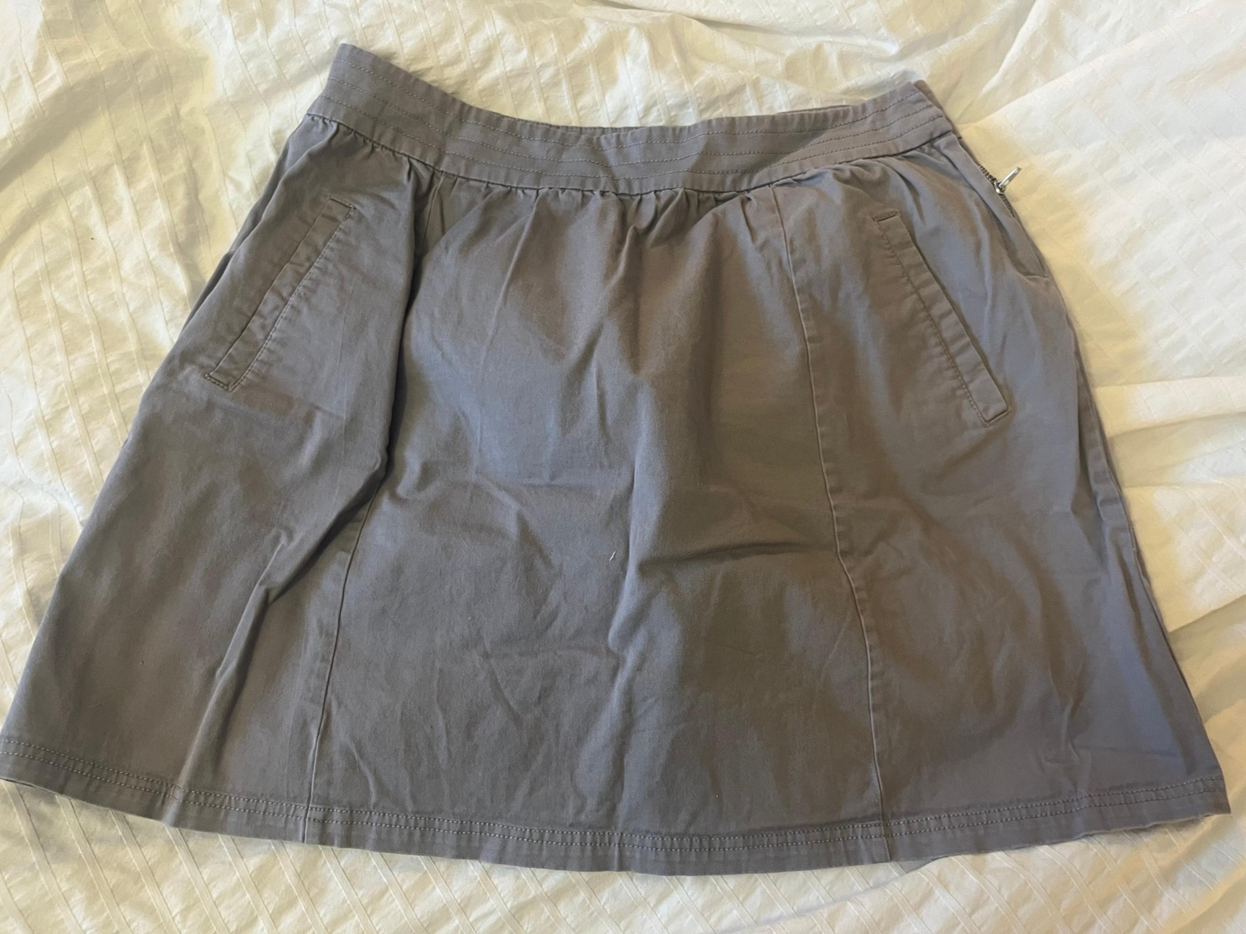 New York & company size 12 gray mini skirt, side zipper