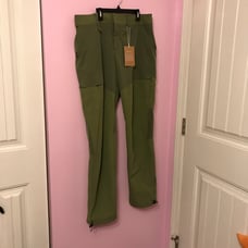 On cloud running explorer green pants size XL