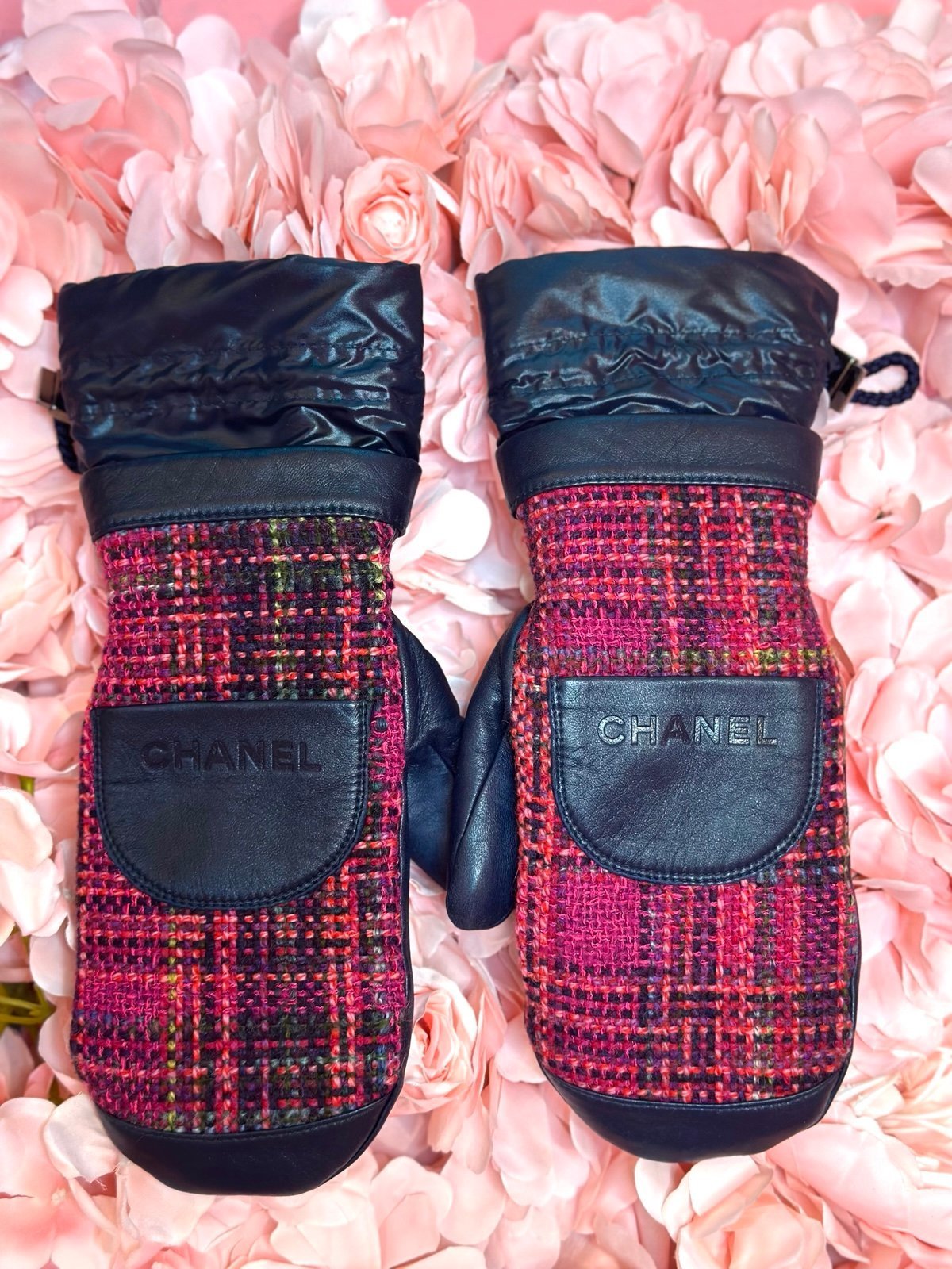 CHANEL Coco Neige Pink Tweed Navy Leather Mittens