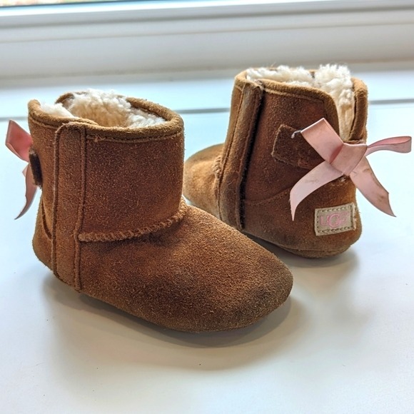 UGG baby girl tan suede fur lined bow boots size 4/5