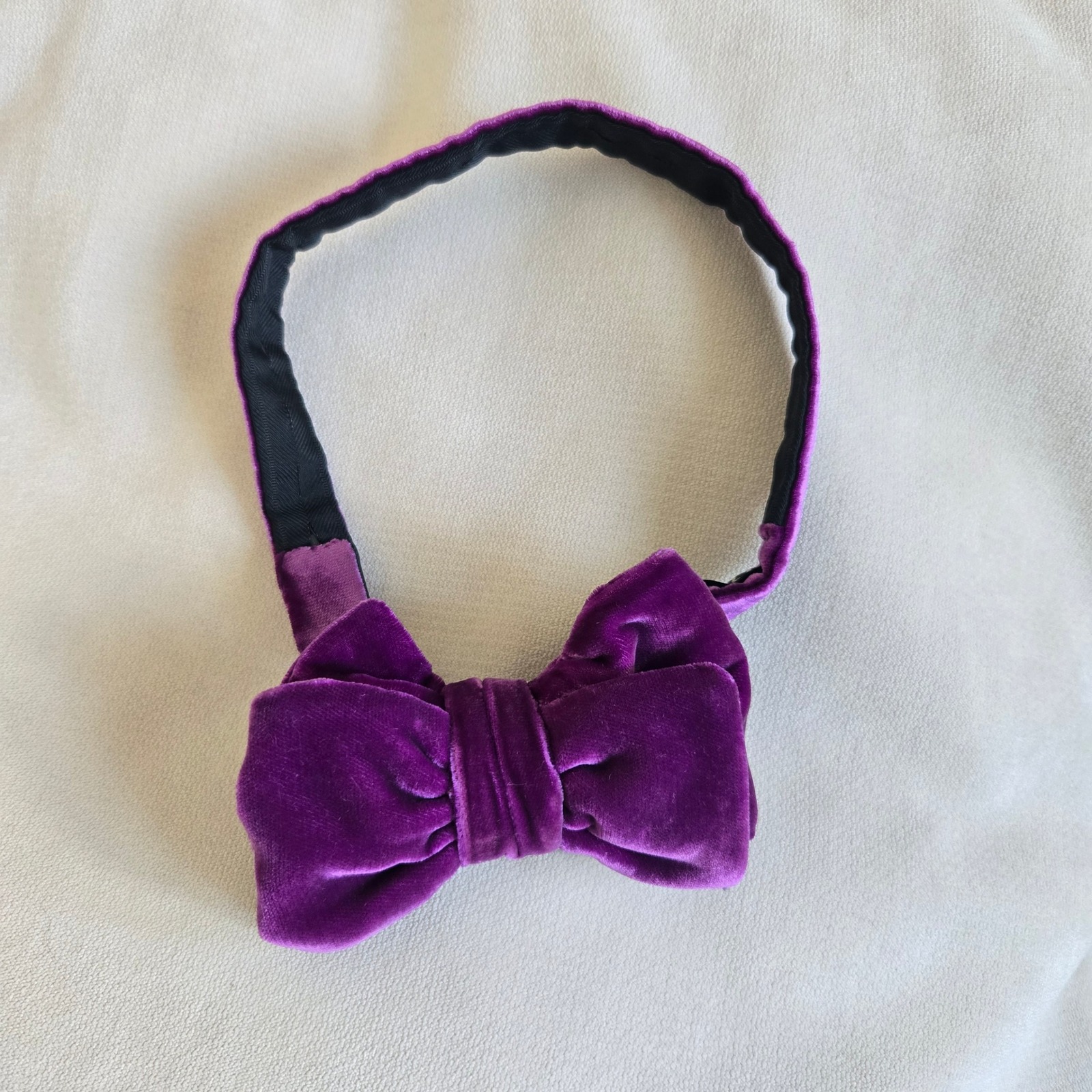 Tom Ford Men's Pre Tied Orchid Purple Velvet Hook Closure Formal Special Bow Tie