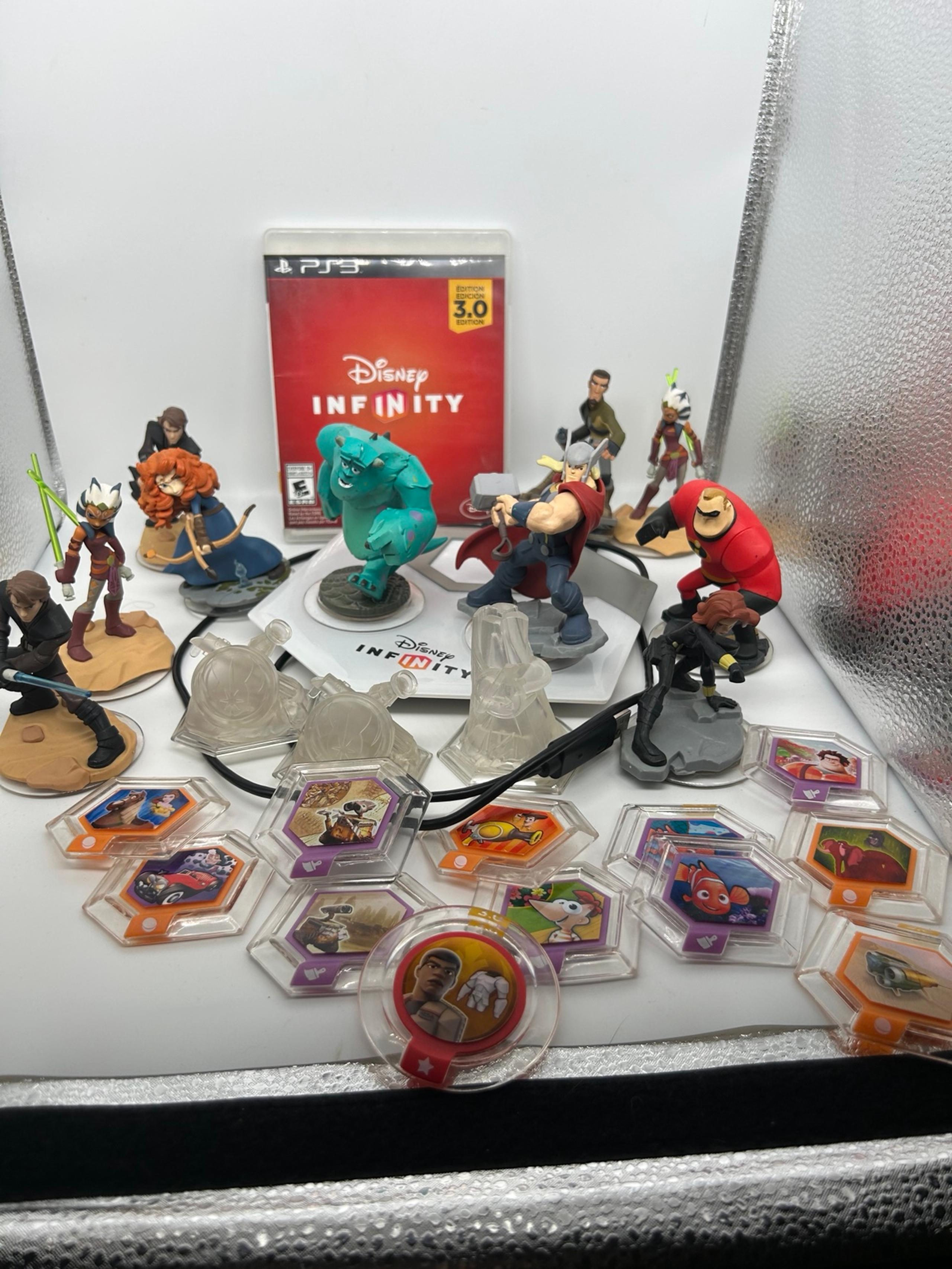 Disney Infinity pS3 3.0 Game And Lot Of Accessories (8 Figures)