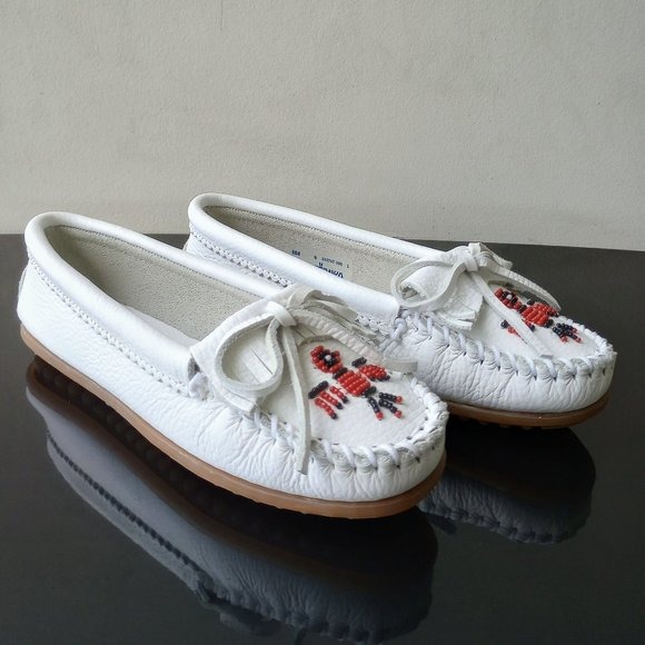 Minnetonka Women's Thunderbird II Moc in White Smooth Leather
