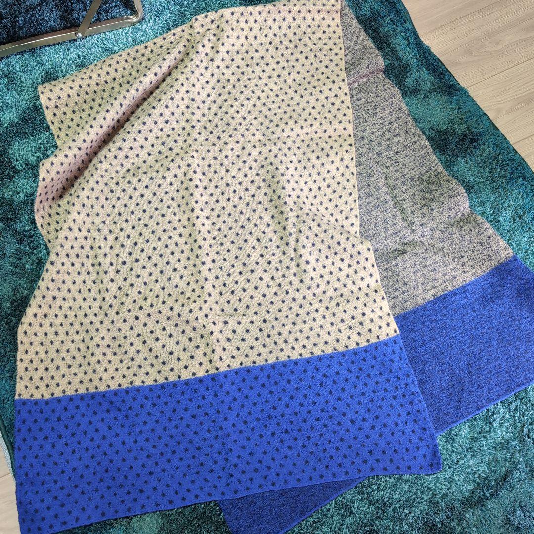 Dotted scarf in beige and blue.