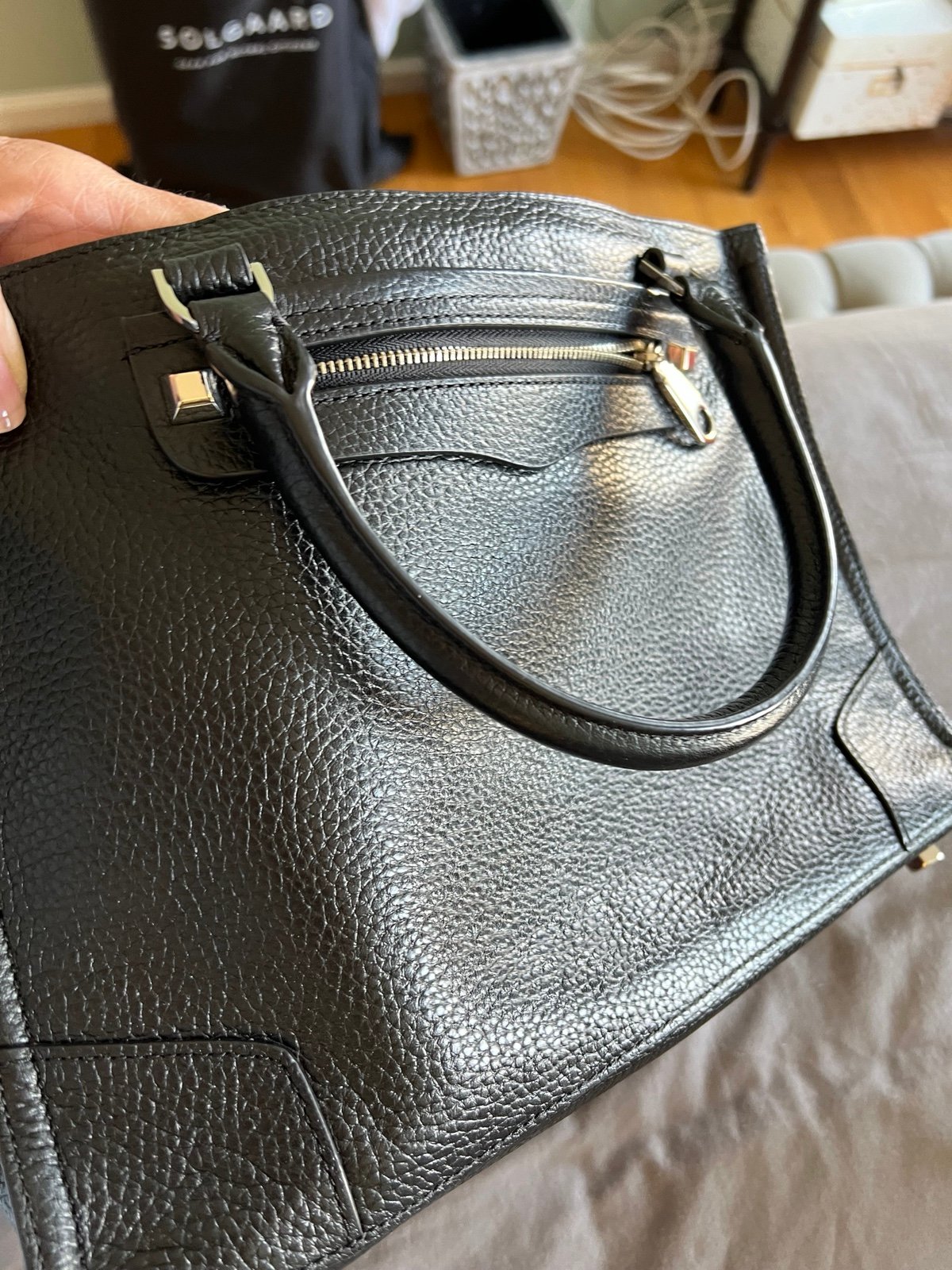 Womans tote w crossbody strap