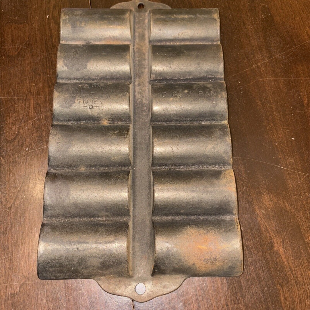 Wagner Ware Sidney -O- Cast Iron French Roll D Gem Pan