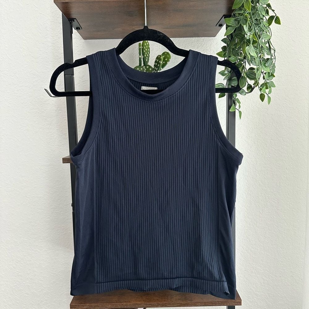 Women's Athleta ribbed stretch tank size small. Navy.