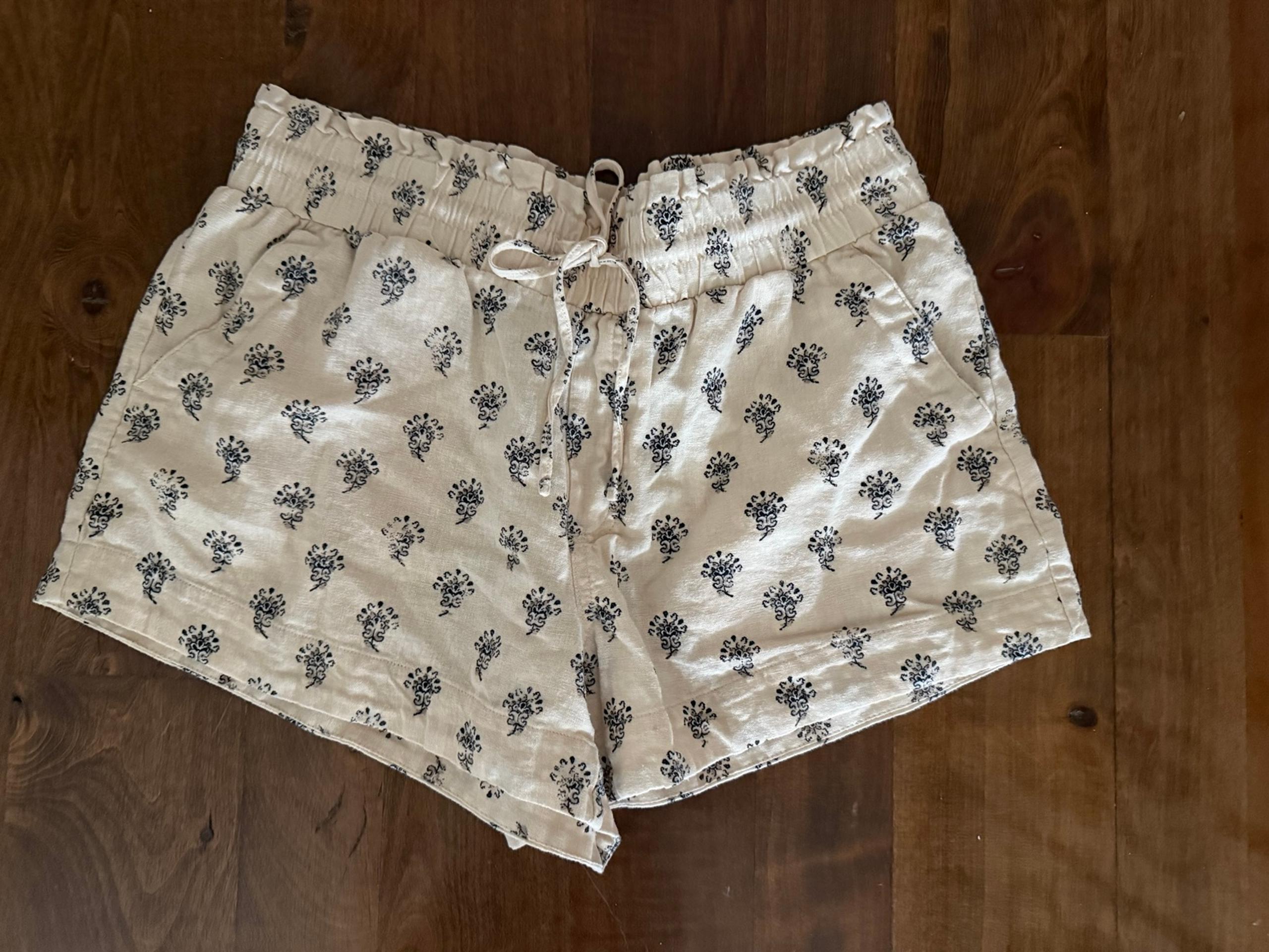 A New Day brand women’s shorts size L cream