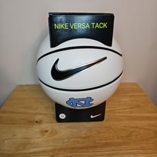 Brand New Nike NCAA North Carolina UNC Versa Tack Mid-Size