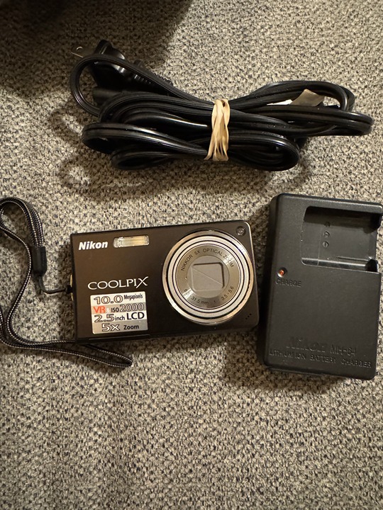 Nikon Coolpix S550 10.0 MP Digital Camera with Battery Charger