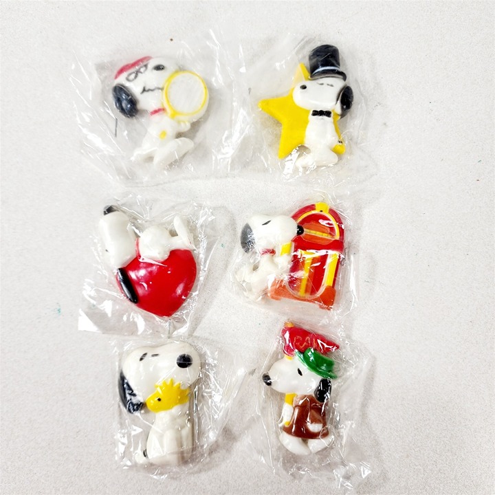 6 Vintage Snoopy Refrigerator Magnets Plastic United Feature Syndicate NOS