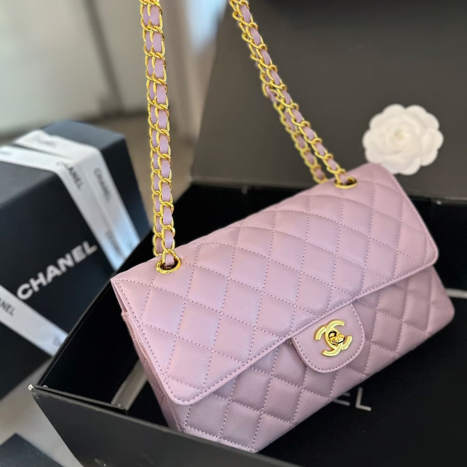 The new clamshell bag shThe new clamshell bag shape, the classic Cannage pattern
