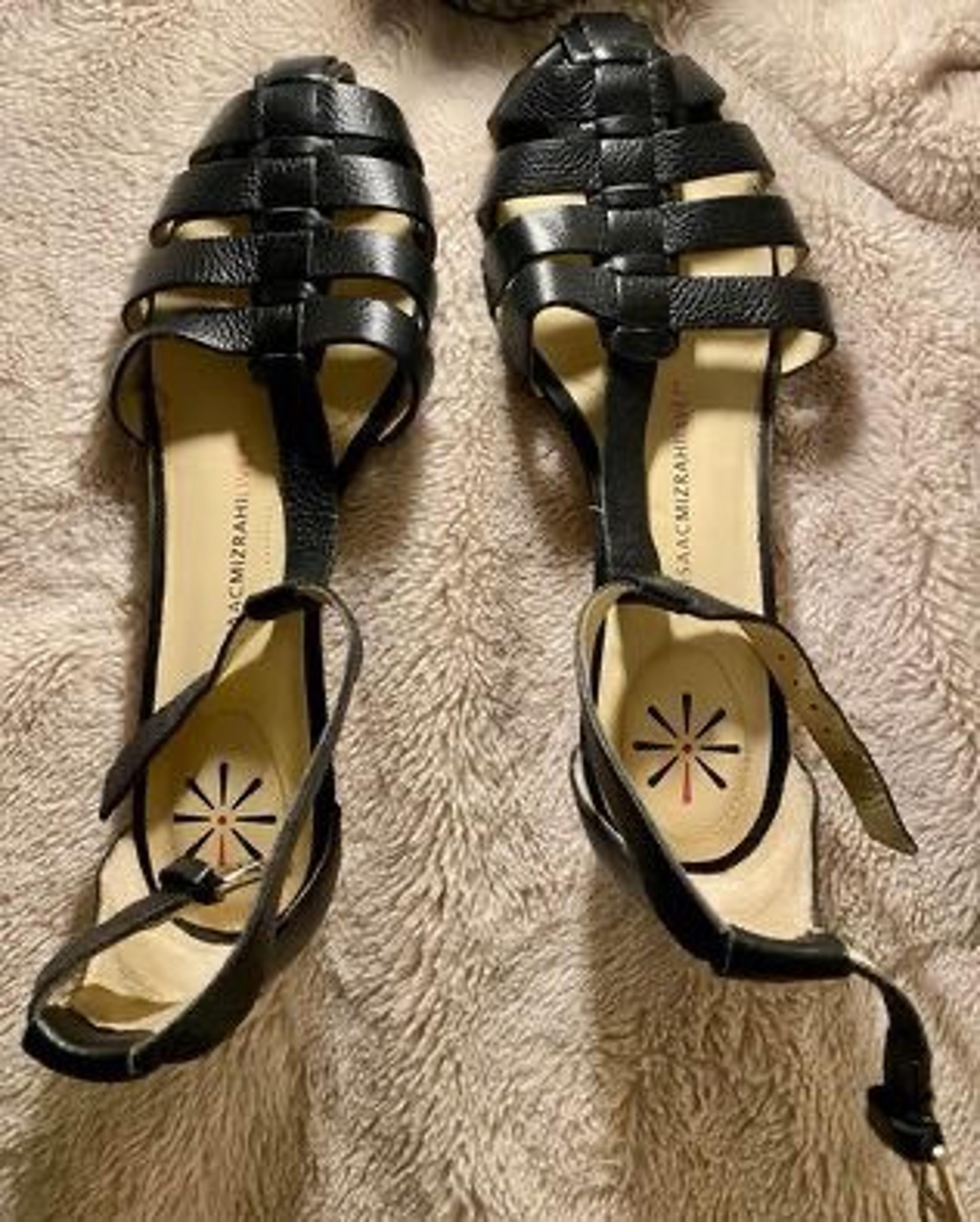 Isaac Mizrahi Sandal black, w/ankle strap and buckle (size: 8M)