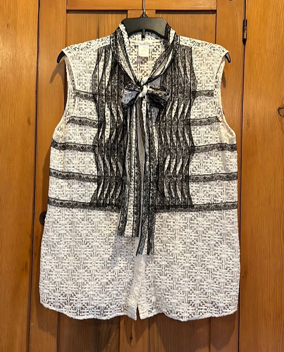 Oscar de la Renta sleeveless lace white & black blouse with neck bow size 12