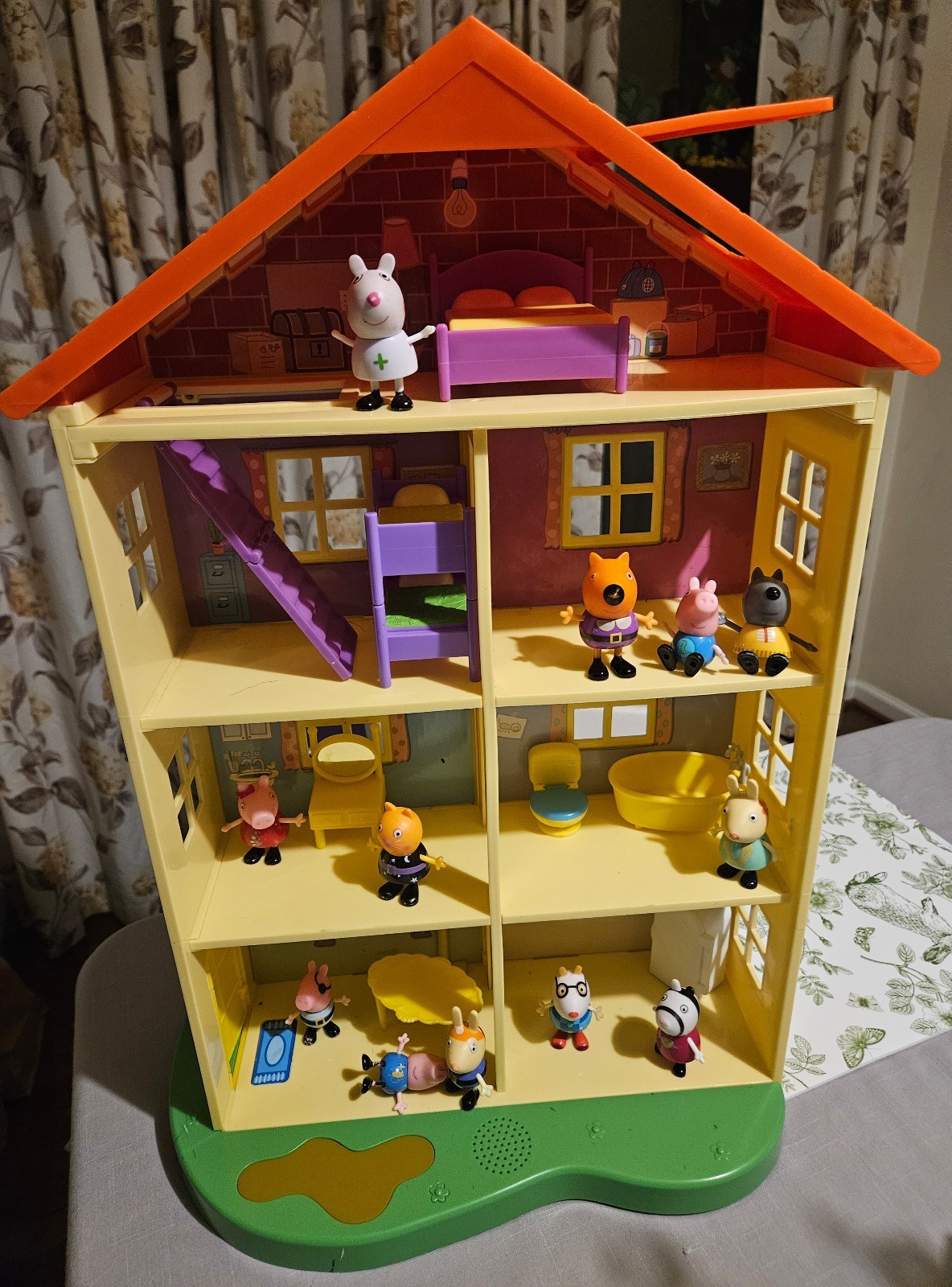Peppa Pig Family & Friends Lights N Sounds House like new