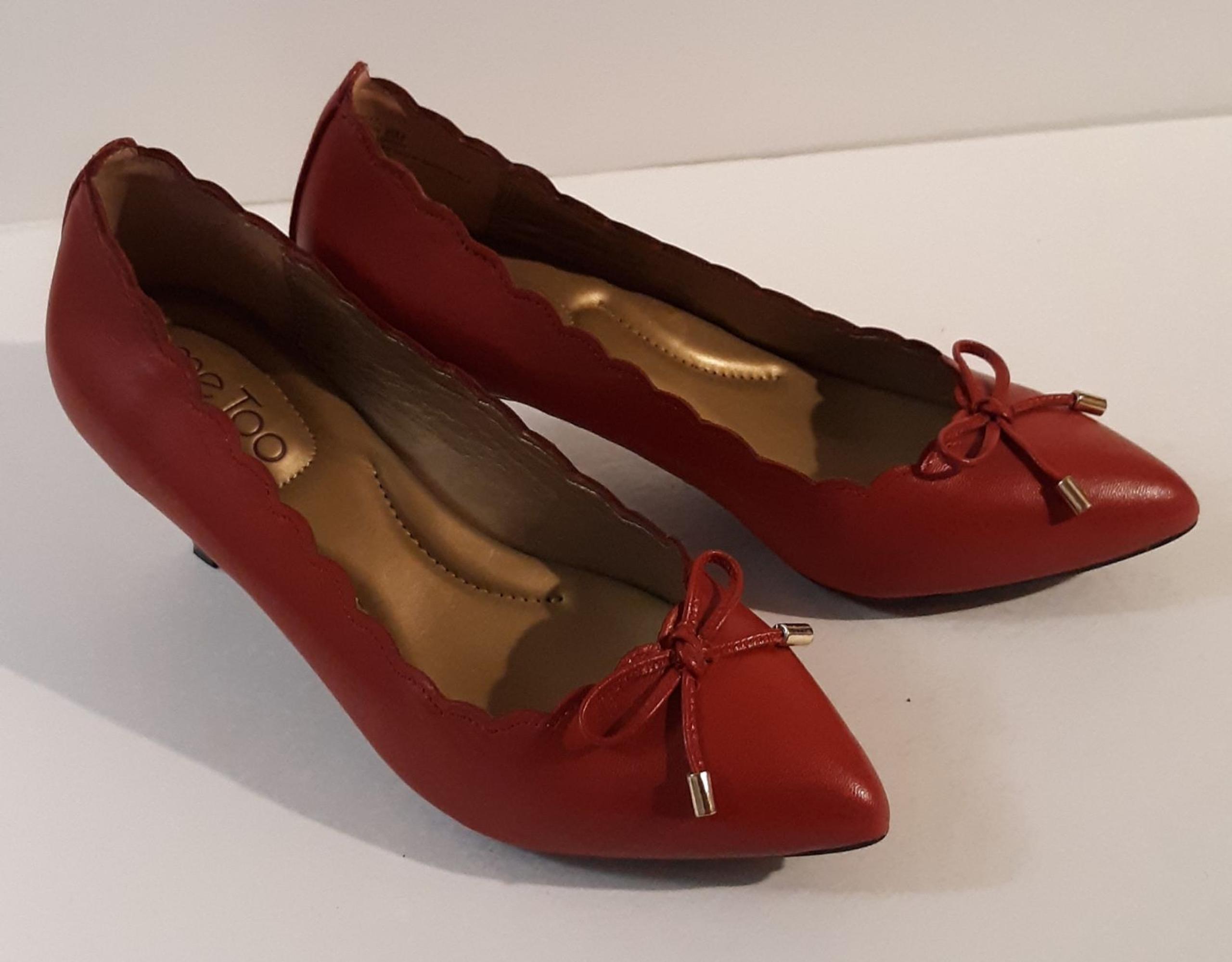 "Me Too" 2 inch heel pumps size 6